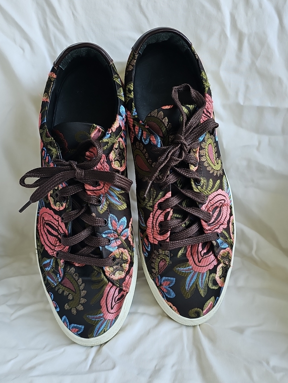 Taft Floral Lace Up Embroidered Sneackers 10. Great Condition!